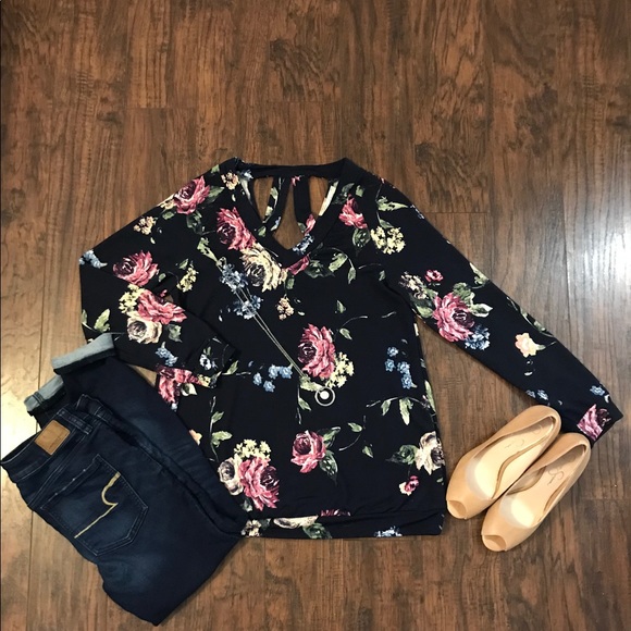 💕CLEARANCE💕Beautiful Navy Floral Top - Picture 2 of 3